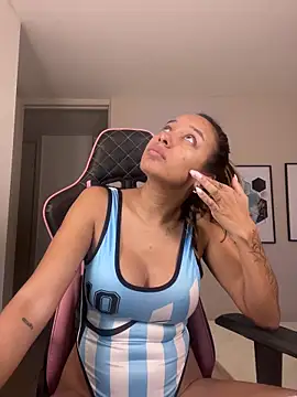 Snapshot of DianaHopson chatting on 10.31.25 DianaHopson online show from 10.31.25