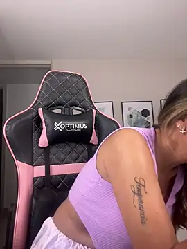 Snapshot of DianaHopson chatting on 11.02.25 DianaHopson online show from 11.02.25