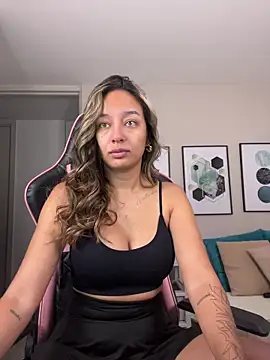 Snapshot of DianaHopson chatting on 11.04.25 DianaHopson online show from 11.04.25