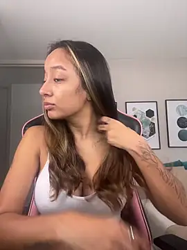 Snapshot of DianaHopson chatting on 11.09.25 DianaHopson online show from 11.09.25