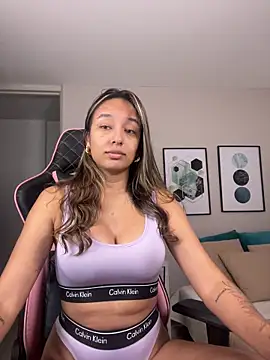 Snapshot of DianaHopson chatting on 11.12.25 DianaHopson online show from 11.12.25