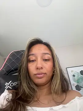 Snapshot of DianaHopson chatting on 11.12.25 DianaHopson online show from 11.12.25