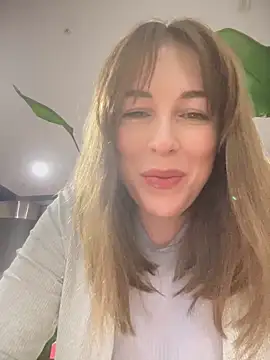 Snapshot of MommmyYummy chatting on 12.28.24 MommmyYummy online show from 12.28.24