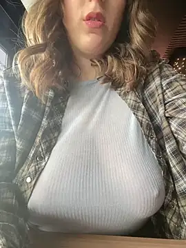 Snapshot of MommmyYummy chatting on 02.10.25 MommmyYummy online show from 02.10.25