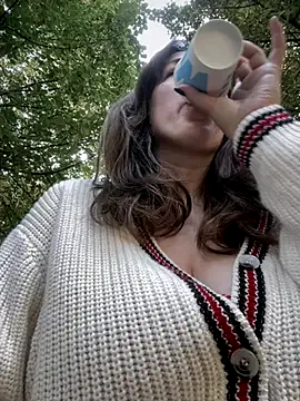 Snapshot of MommmyYummy chatting on 09.11.25 MommmyYummy online show from 09.11.25