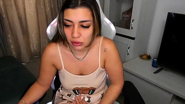 Snapshot of EveEvian chatting on 01.31.25 EveEvian online show from 01.31.25