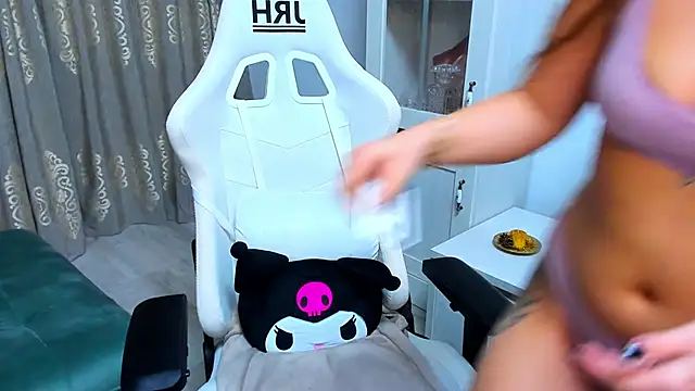 Snapshot of EveEvian chatting on 02.25.25 EveEvian online show from 02.25.25