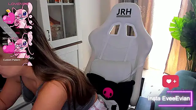 Snapshot of EveEvian chatting on 03.10.25 EveEvian online show from 03.10.25