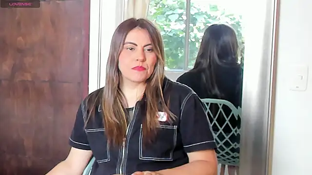 Snapshot of V_monse chatting on 04.21.26 V monse online show from 04.21.26