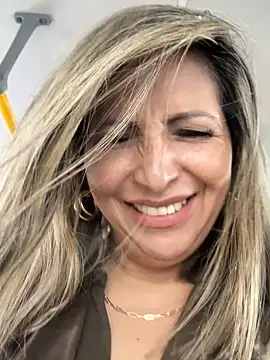 Snapshot of _Abril-Office1 chatting on 12.20.24 Abril-Office1 online show from 12.20.24