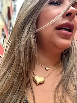 Snapshot of _Abril-Office1 chatting on 10.10.25 Abril-Office1 online show from 10.10.25