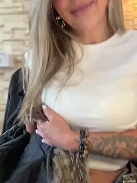 Snapshot of _Abril-Office1 chatting on 10.16.25 Abril-Office1 online show from 10.16.25