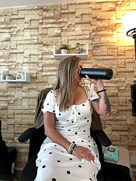 Snapshot of _Abril-Office1 chatting on 10.17.25 Abril-Office1 online show from 10.17.25