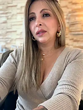 Snapshot of _Abril-Office1 chatting on 10.27.25 Abril-Office1 online show from 10.27.25