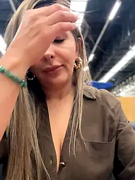 Snapshot of _Abril-Office1 chatting on 11.25.25 Abril-Office1 online show from 11.25.25