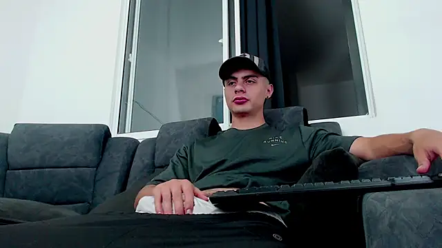 Snapshot of Stiven_CL chatting on 10.16.25 Stiven CL online show from 10.16.25