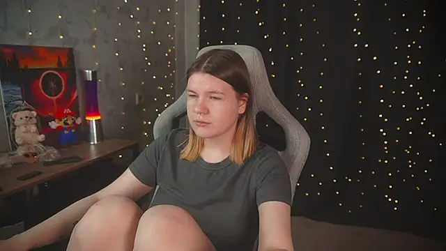 Snapshot of cuteamberlyyy chatting on 10.21.25 cuteamberlyyy online show from 10.21.25