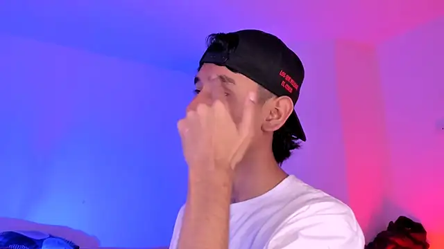 Snapshot of Levin_Hikaru chatting on 11.18.25 Levin Hikaru online show from 11.18.25