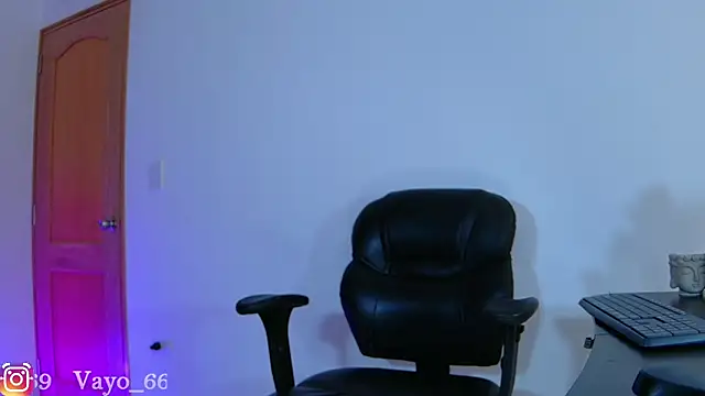 Snapshot of vayolett01_dakotta chatting on 02.14.25 vayolett01 dakotta online show from 02.14.25