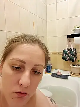 Sakura Green online show from 01.10.25