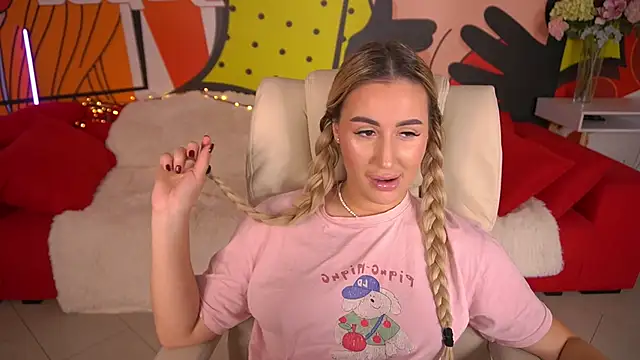 Snapshot of LiaBrazzerr chatting on 11.08.25 LiaBrazzerr online show from 11.08.25