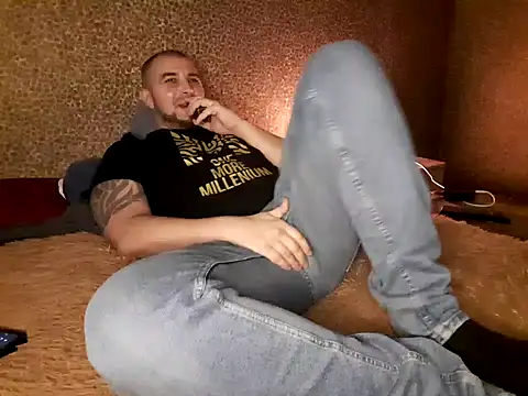 Snapshot of Foxyshaved chatting on 03.04.25 Foxyshaved online show from 03.04.25