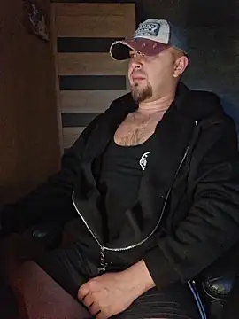 Snapshot of Foxyshaved chatting on 10.04.25 Foxyshaved online show from 10.04.25