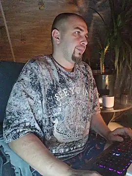 Snapshot of Foxyshaved chatting on 11.25.25 Foxyshaved online show from 11.25.25