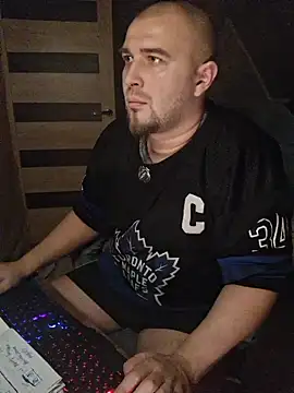 Snapshot of Foxyshaved chatting on 11.28.25 Foxyshaved online show from 11.28.25