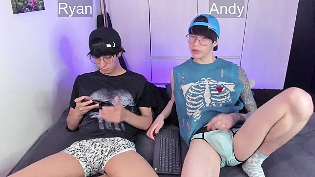 Snapshot of Aventure_Twinks chatting on 12.20.24 Aventure Twinks online show from 12.20.24