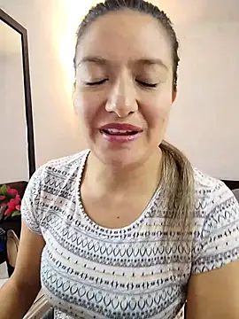 Snapshot of valeriahunter1 chatting on 11.20.25 valeriahunter1 online show from 11.20.25