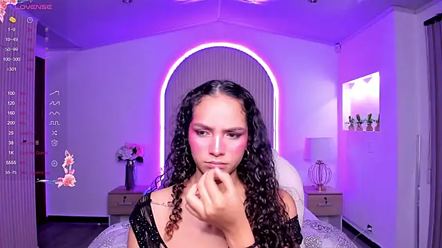 Snapshot of anahi_curlie1 chatting on 01.14.25 anahi curlie1 online show from 01.14.25