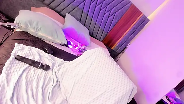 Hilary Smile  online show from 01.31.25