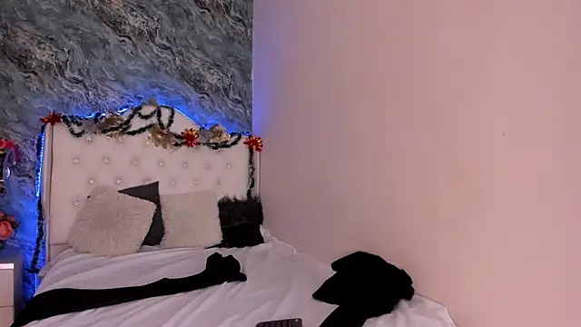 Snapshot of CAMILLEN_PETTID chatting on 12.15.24 CAMILLEN PETTID online show from 12.15.24