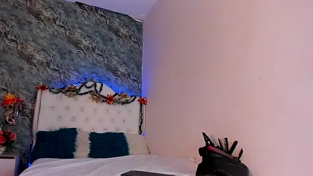 Snapshot of CAMILLEN_PETTID chatting on 12.22.24 CAMILLEN PETTID online show from 12.22.24