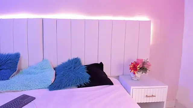 Snapshot of CAMILLEN_PETTID chatting on 10.26.25 CAMILLEN PETTID online show from 10.26.25