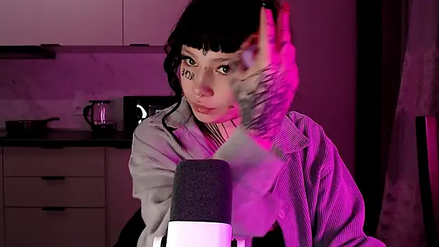 Snapshot of tradishka chatting on 02.04.25 tradishka online show from 02.04.25