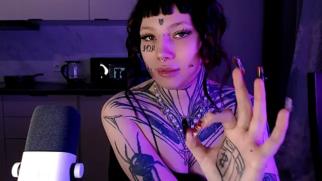 Snapshot of tradishka chatting on 02.04.25 tradishka online show from 02.04.25