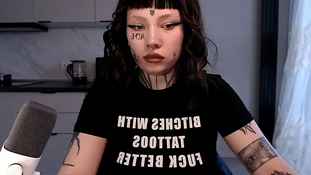 Snapshot of tradishka chatting on 02.14.25 tradishka online show from 02.14.25