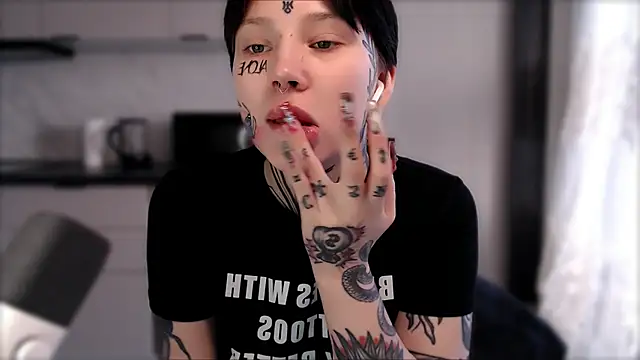 Snapshot of tradishka chatting on 02.15.25 tradishka online show from 02.15.25