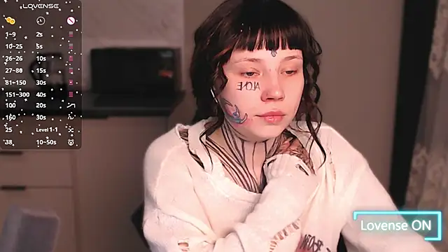 Snapshot of tradishka chatting on 03.10.25 tradishka online show from 03.10.25