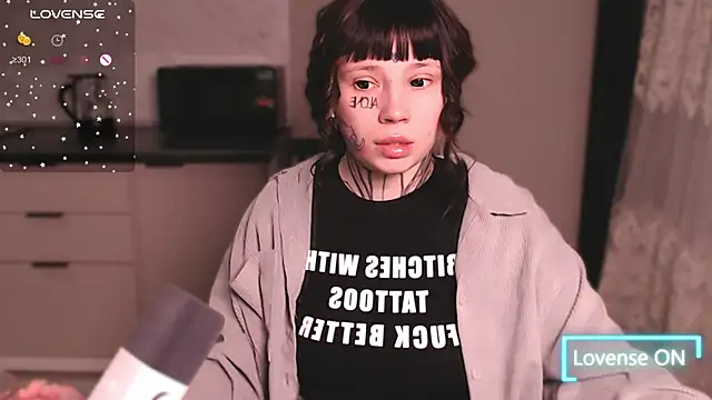 Snapshot of tradishka chatting on 03.17.25 tradishka online show from 03.17.25