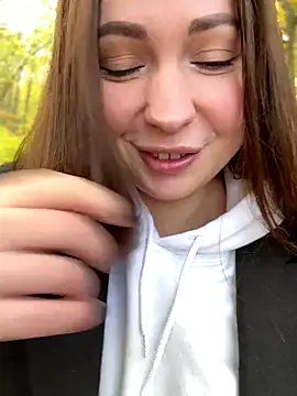 Snapshot of dreams4u chatting on 10.22.25 dreams4u online show from 10.22.25