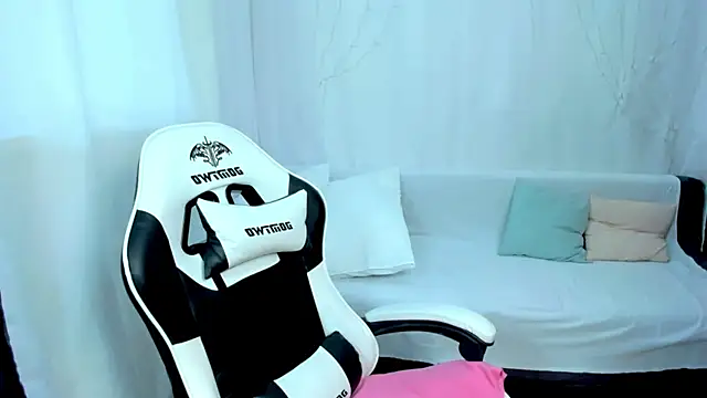 Lily Daviss online show from 04.12.26