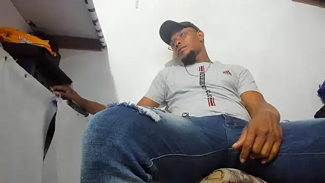 Snapshot of hugo3918_ chatting on 11.22.25 hugo3918 online show from 11.22.25