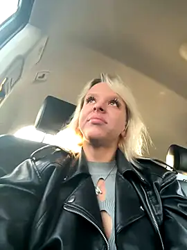 Snapshot of LikaCat chatting on 09.18.25 LikaCat online show from 09.18.25