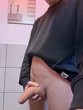 Snapshot of M1LL10N chatting on 01.05.25 M1LL10N online show from 01.05.25