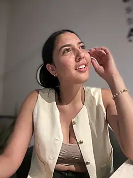 MarianaBenz online show from 02.17.25