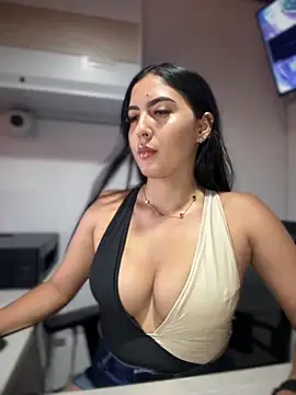 MarianaBenz online show from 10.04.25