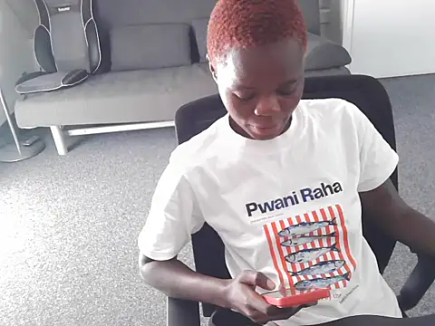 Snapshot of petiteebony_81 chatting on 07.07.26 petiteebony 81 online show from 07.07.26